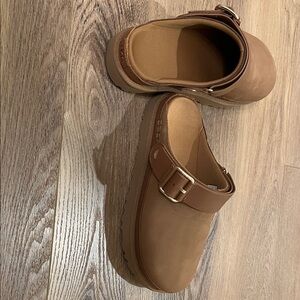 Ugg Goldenstar Villa Clogs- chestnut gold buckle (size 9)